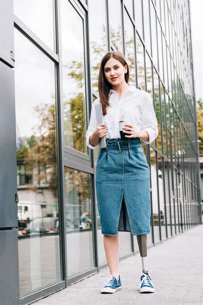 Visão Comprimento Total Mulher Com Deficiência Saia Jeans Segurando Laptop — Fotografia de Stock