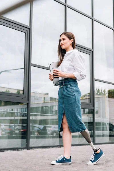 Ganzkörperansicht Einer Behinderten Frau Jeansrock Mit Laptop Auf Der Straße — Stockfoto