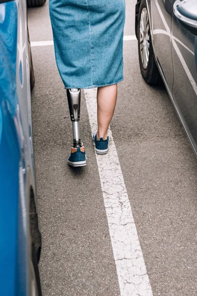 Vista Recortada Mujer Discapacitada Con Pierna Protésica Cerca Coches Calle — Foto de Stock