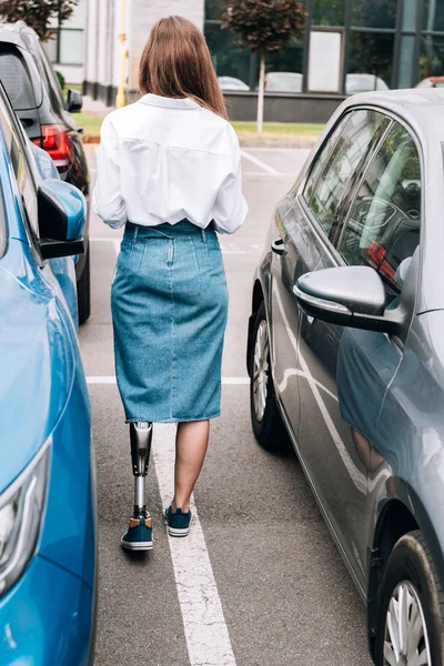 Назад Вид Женщины Инвалида Джинсовой Юбке Рядом Автомобилями Улице — стоковое фото