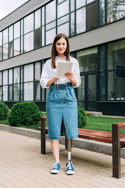 Vue Pleine Longueur Sourire Femme Handicapée Utilisant Une Tablette Numérique — Photo