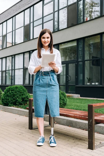 Plný Pohled Usmívající Zdravotně Postiženou Ženu Pomocí Digitálního Tabletu Ulici — Stock fotografie