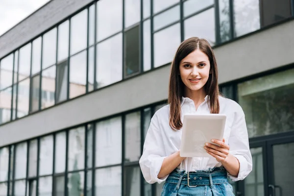 Glimlachende Jonge Vrouw Wit Shirt Met Behulp Van Digitale Tablet — Stockfoto