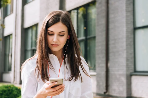 Aantrekkelijke Jonge Vrouw Wit Shirt Met Smartphone Het Luisteren Naar — Stockfoto