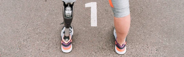 路上で義足をつけた障害者スポーツ女性のパノラマ写真です — ストック写真