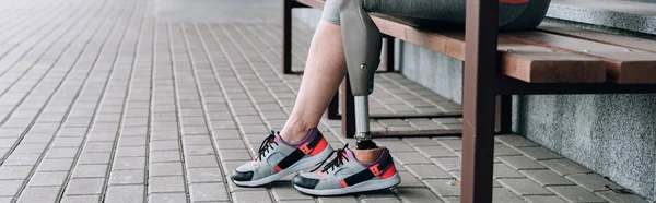 Панорамный Снимок Спортсменки Инвалида Протезной Ногой Улице — стоковое фото