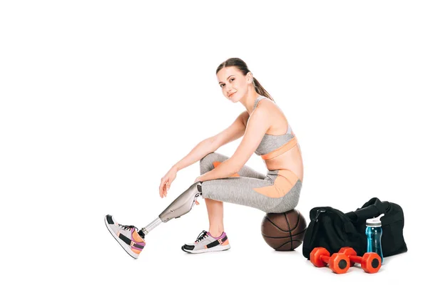 Улыбающаяся Спортсменка Инвалид Сидящая Баскетбольном Мяче Изолированная Белом — стоковое фото
