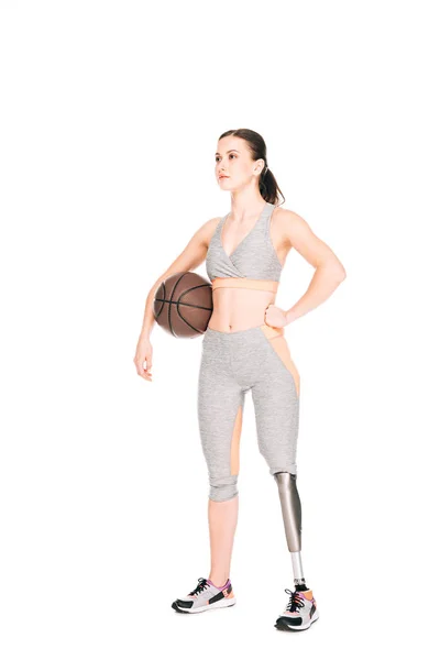 Volledige Weergave Van Gehandicapte Sportvrouw Houden Basketbal Geïsoleerd Wit — Stockfoto