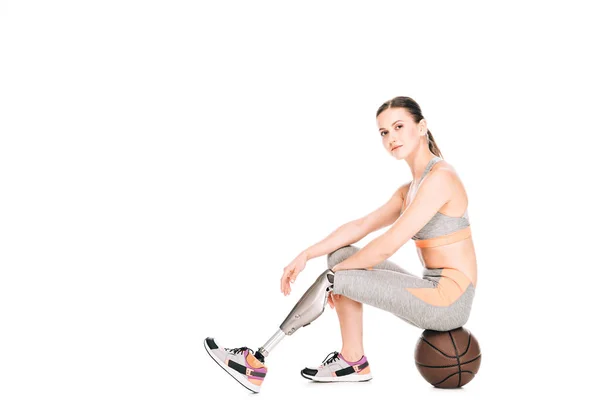 障害のあるスポーツ女性は白に隔離されたバスケットボールボールに座って — ストック写真