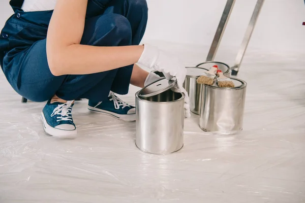 Vista Recortada Del Joven Pintor Abriendo Latas Con Pintura — Foto de Stock