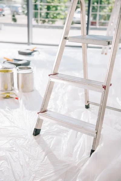 Selectieve Focus Van Ladder Ruimte Met Verfblikken Witte Vloer Bedekt — Stockfoto