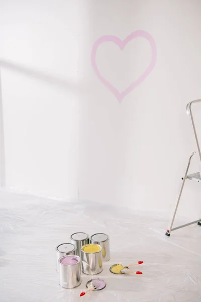 Δωμάτιο Ροζ Καρδιά Λευκό Τοίχο Δοχεία Χρώμα Και Πινέλα Λευκό — Φωτογραφία Αρχείου