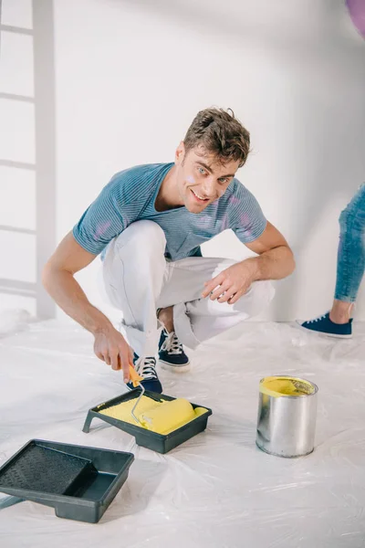 Handsome Young Man Putting Paint Roller Roller Tray Yellow Paint — Stock Photo, Image