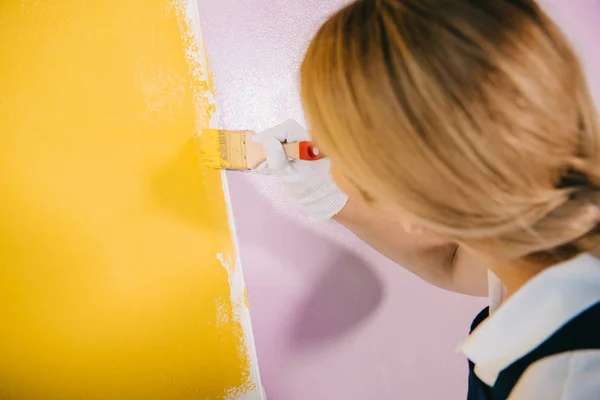 Zpět Pohled Mladého Malíře Malířské Stěny Žluté Růžové Štětcem — Stock fotografie