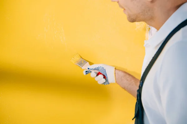 Vista Recortada Pared Pintura Joven Pintor Color Amarillo Con Pincel — Foto de Stock