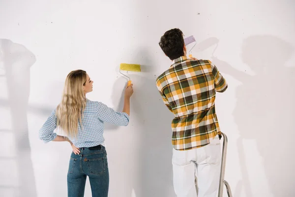 Jovem Mulher Segurando Rolo Tinta Amarela Namorado Segurando Rolo Pintura — Fotografia de Stock