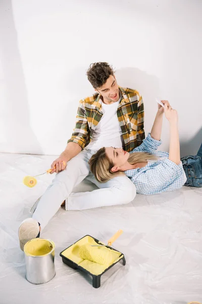 Joven Mujer Tomando Selfie Con Novio Sosteniendo Amarillo Pintura Rodillo — Foto de Stock