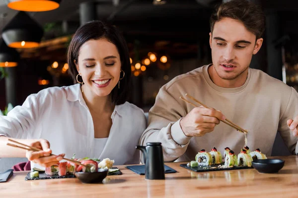 Selektivt Fokus Ung Man Som Håller Ätpinnar Nära Lycklig Kvinna — Stockfoto