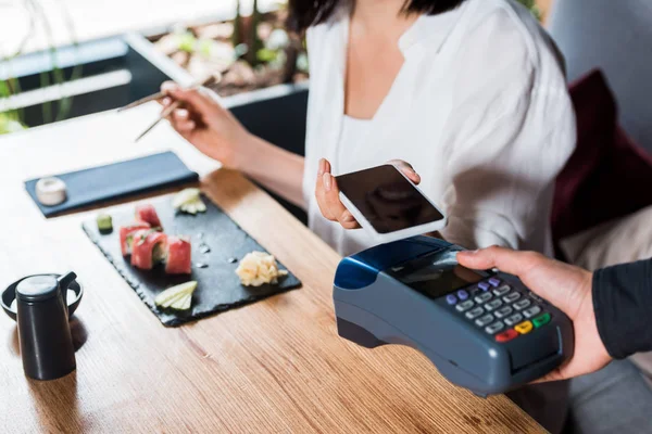 Beskärd Servitör Innehav Kreditkort Läsare Nära Kvinna Betalar Med Smartphone — Stockfoto