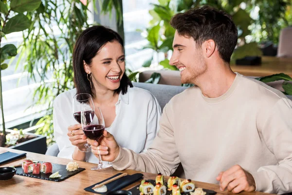 Glad Man Och Kvinna Klinkande Glasögon Med Rött Vin Nära — Stockfoto