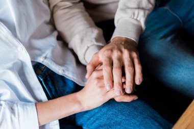 Kesilmiş insan görüntüsü ve el ele tutuşmalar 