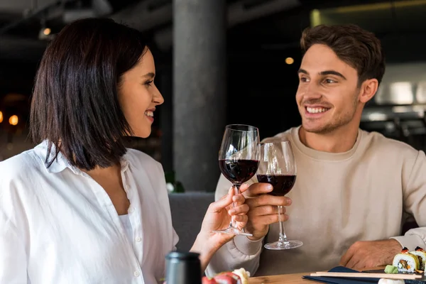 Homem Feliz Mulher Alegre Clinking Copos Com Vinho Tinto Perto — Fotografia de Stock