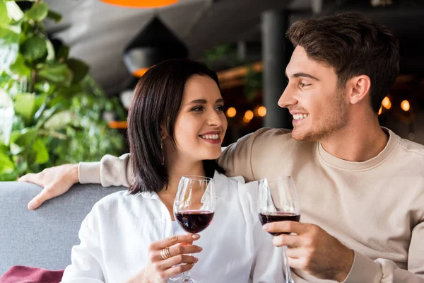 Homem Feliz Mulher Alegre Segurando Óculos Com Vinho Tinto — Fotografia de Stock