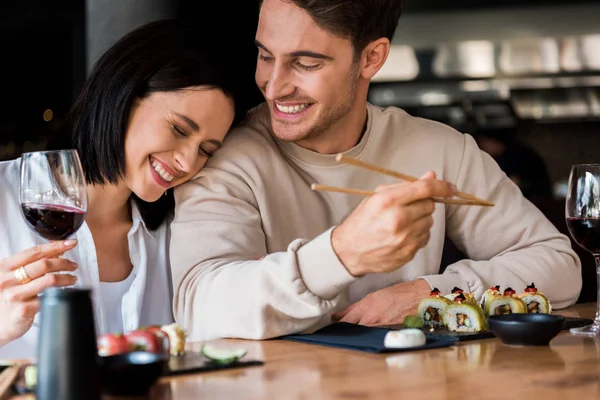 Foyer Sélectif Homme Heureux Regardant Femme Avec Verre Vin Rouge — Photo