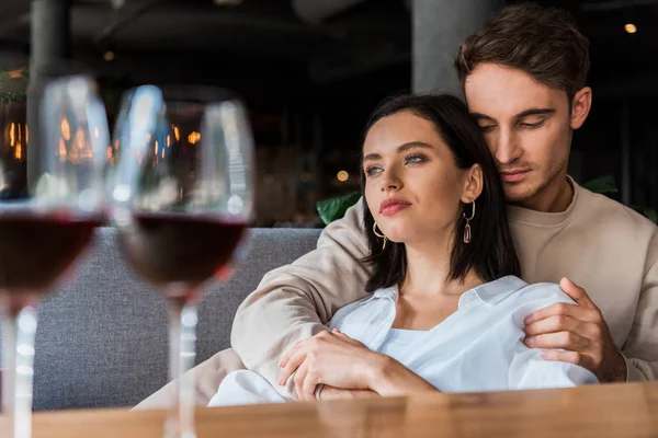 Foco Seletivo Homem Mulher Sentados Restaurante Perto Copos Com Vinho — Fotografia de Stock