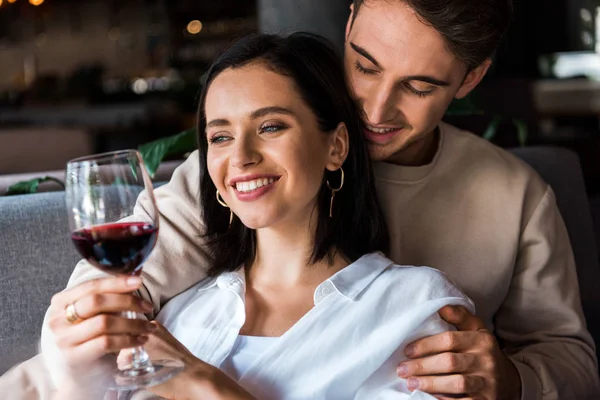 Hombre Feliz Mirando Mujer Con Vaso Vino Tinto — Foto de Stock