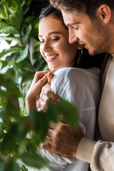 Selectieve Focus Van Man Met Gesloten Ogen Knuffelen Vrolijk Meisje — Stockfoto