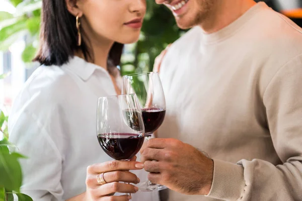 Vista Ritagliata Felice Uomo Possesso Vetro Con Vino Rosso Vicino — Foto Stock