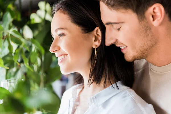 Selektivt Fokus Stilig Man Ler Nära Positiv Flicka — Stockfoto