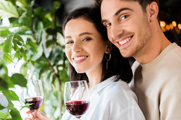 Selective Focus Handsome Man Holding Glass Red Wine Positive Girlfriend — Stock Photo, Image