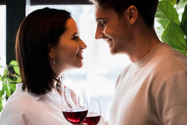 Homem Bonito Segurando Vidro Com Vinho Tinto Olhando Para Namorada — Fotografia de Stock