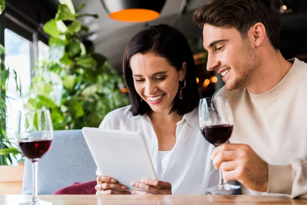 Happy Man Holding Glass Red Wine Woman Using Digital Tablet — Stock Photo, Image