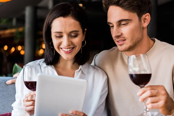 Homem Feliz Mulher Com Copo Vinho Olhando Para Tablet Digital — Fotografia de Stock