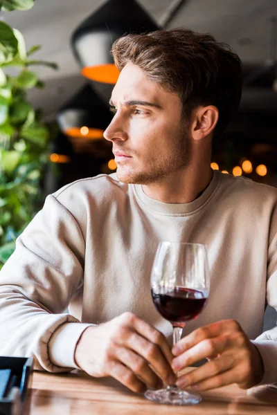 Bir Kadeh Şarapla Restoranda Oturan Yakışıklı Adamın Seçici Odağı — Stok fotoğraf