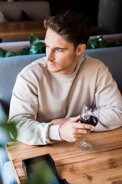 Foco Seletivo Homem Segurando Vidro Com Vinho Tinto Restaurante — Fotografia de Stock