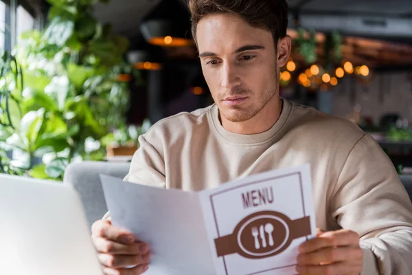 Foco Seletivo Homem Bonito Segurando Menu Restaurante — Fotografia de Stock