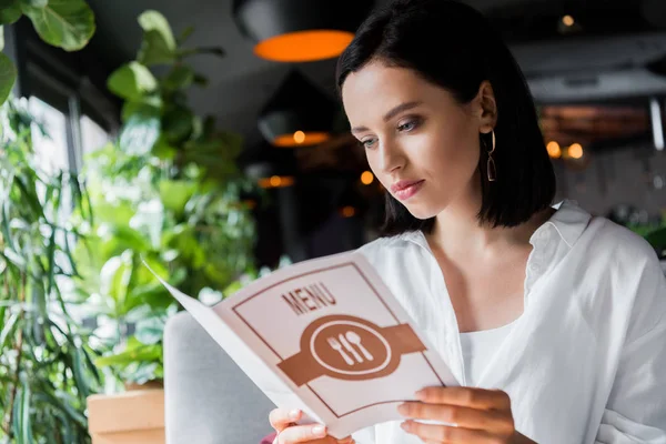 Aantrekkelijke Jonge Vrouw Zoek Naar Menu Restaurant — Stockfoto