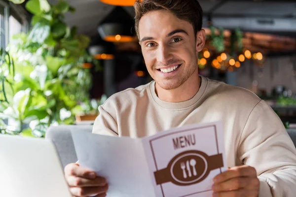 Enfoque Selectivo Del Hombre Positivo Celebración Menú Restaurante — Foto de Stock