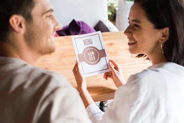 Selectieve Focus Van Vrouw Met Menu Kijken Naar Man — Stockfoto