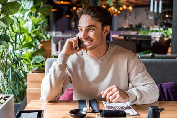 Cheerful Man Talking Smartphone Smiling Sushi Bar — Stock Photo, Image