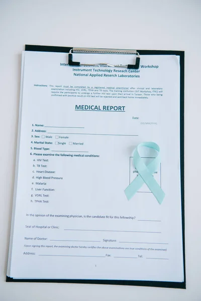 蓝色宣传带和剪贴板上的医疗报告 — 图库照片
