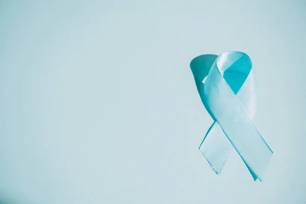 Blaues Awareness Ribbon Auf Weißem Hintergrund Mit Kopierraum — Stockfoto