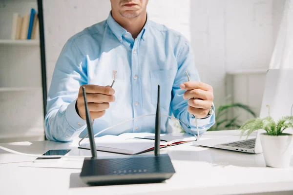 Ausgeschnittene Ansicht Eines Geschäftsmannes Der Drähte Mit Steckverbindern Routernähe Hält — Stockfoto