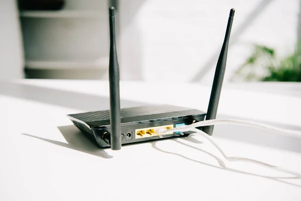 Zwart Geplugde Router Wit Bureau Tafel Zonneschijn — Stockfoto