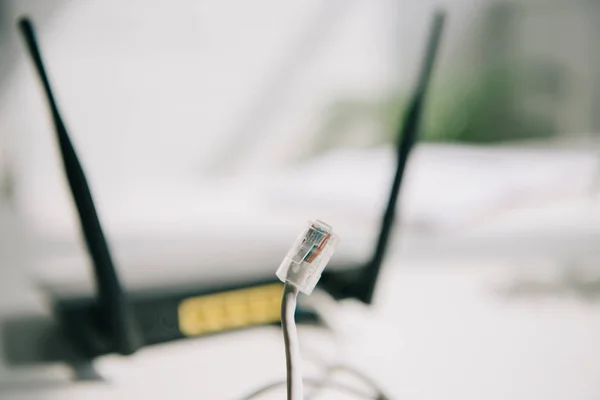 Selektivt Fokus Tråd Med Kontakt Nära Svart Router Vitt Bord — Stockfoto