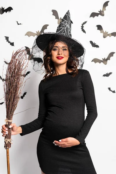 Terhes Boszorkány Kalap Gazdaság Seprű Halloweenkor — Stock Fotó